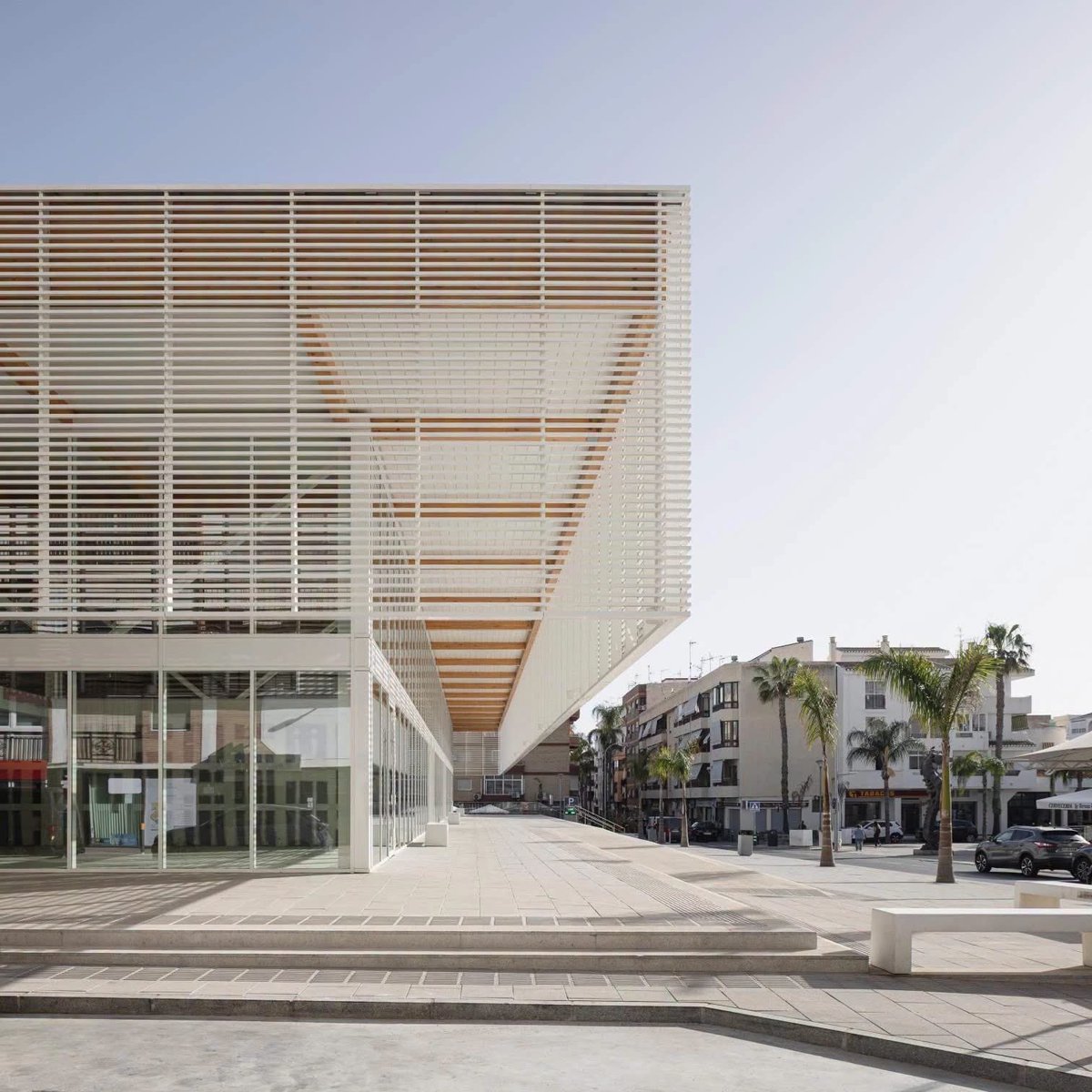 gomezdetejada's tweet photo. Mercado municipal de Almuñécar (Granada).
martínezysoler / SH asociados, 2026.

El nuevo mercado se desarrolla en un gran espacio cubierto de carácter abierto y diáfano, concebido como una sala hipóstila de aproximadamente 40 x 40 metros y 7,35 metros de altura, con capacidad para albergar 40 puestos.

Uno de los elementos principales del proyecto es la cubierta de madera laminada, acompañada de una celosía que se descuelga de la cubierta hasta el umbral de 2,5 metros de altura. La envolvente transparente favorece la iluminación natural y la relación visual con el entorno…

Proyecto vía @arquitect_viva 👇🏼
https://t.co/0Xv5wd1fvz

Fotografías: Fernando Alda