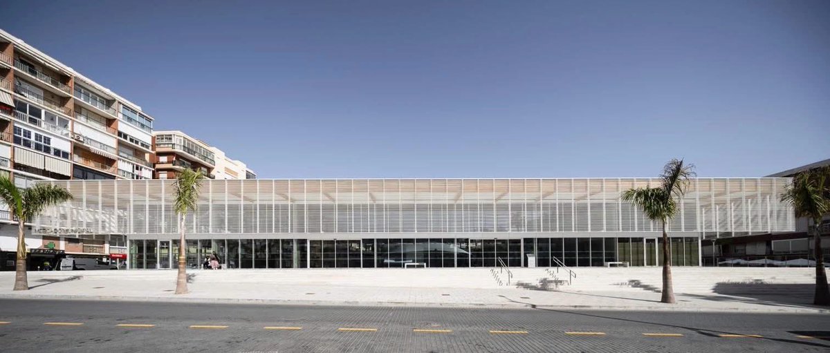 gomezdetejada's tweet photo. Mercado municipal de Almuñécar (Granada).
martínezysoler / SH asociados, 2026.

El nuevo mercado se desarrolla en un gran espacio cubierto de carácter abierto y diáfano, concebido como una sala hipóstila de aproximadamente 40 x 40 metros y 7,35 metros de altura, con capacidad para albergar 40 puestos.

Uno de los elementos principales del proyecto es la cubierta de madera laminada, acompañada de una celosía que se descuelga de la cubierta hasta el umbral de 2,5 metros de altura. La envolvente transparente favorece la iluminación natural y la relación visual con el entorno…

Proyecto vía @arquitect_viva 👇🏼
https://t.co/0Xv5wd1fvz

Fotografías: Fernando Alda