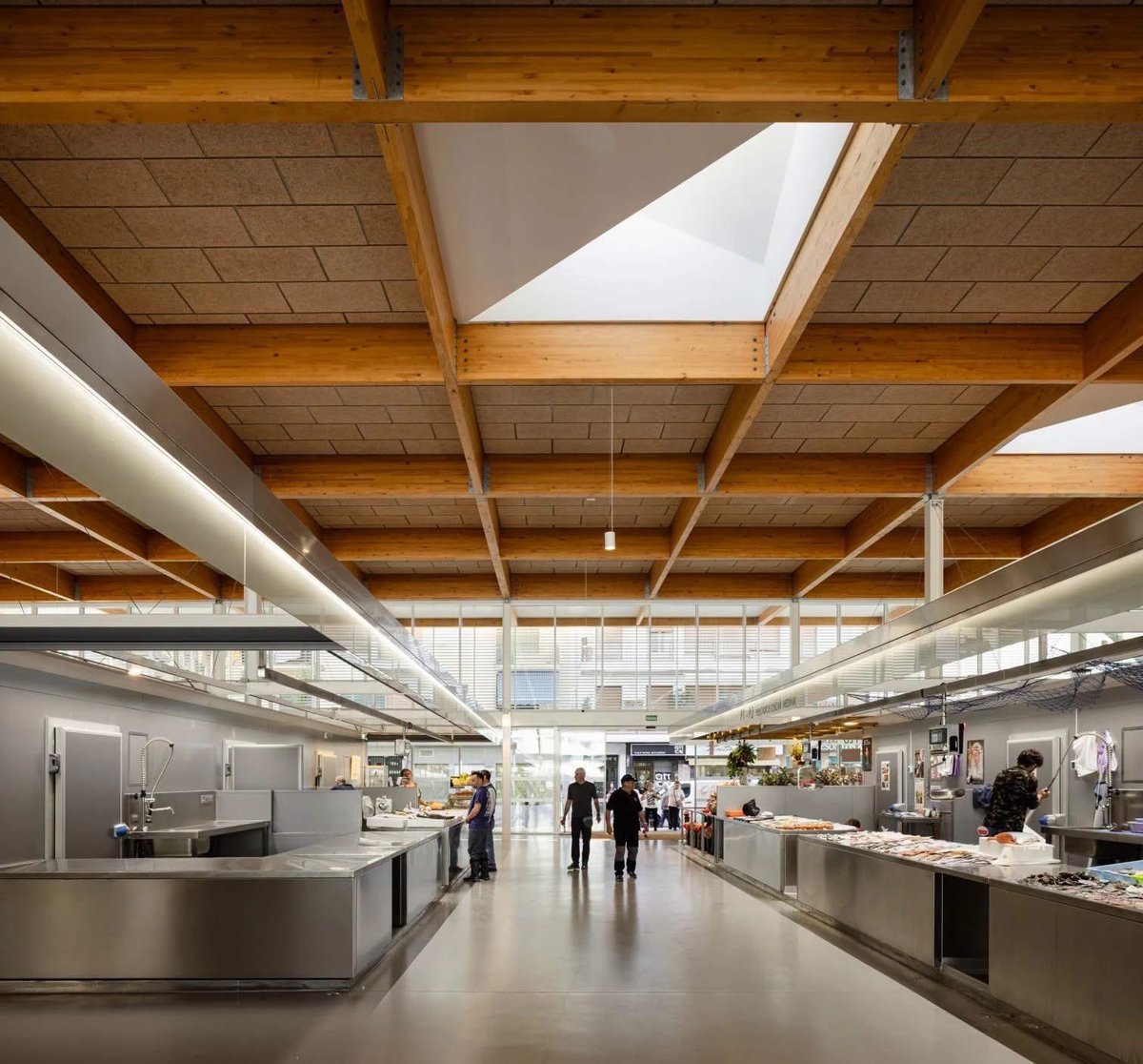 gomezdetejada's tweet photo. Mercado municipal de Almuñécar (Granada).
martínezysoler / SH asociados, 2026.

El nuevo mercado se desarrolla en un gran espacio cubierto de carácter abierto y diáfano, concebido como una sala hipóstila de aproximadamente 40 x 40 metros y 7,35 metros de altura, con capacidad para albergar 40 puestos.

Uno de los elementos principales del proyecto es la cubierta de madera laminada, acompañada de una celosía que se descuelga de la cubierta hasta el umbral de 2,5 metros de altura. La envolvente transparente favorece la iluminación natural y la relación visual con el entorno…

Proyecto vía @arquitect_viva 👇🏼
https://t.co/0Xv5wd1fvz

Fotografías: Fernando Alda