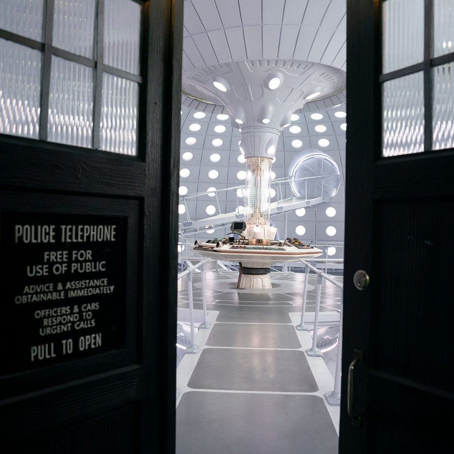 LuvDoctorWho's tweet photo. "One day I shall come back..."

Foi confirmado hoje que a TARDIS foi desmontada. 

Jane Tranter comentou em seu intagram: "Último adeus a TARDIS dos responsávis pelo design na véspera da desmontagem."

"Sim, eu voltarei. E até lá não deve haver arrependimentos, nem lágrimas..." https://t.co/QgVog1KifW