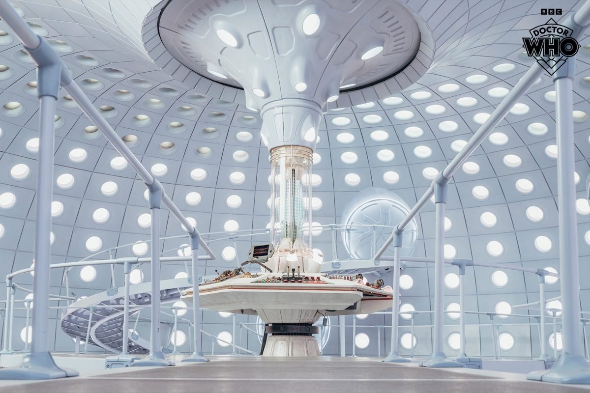 LuvDoctorWho's tweet photo. "One day I shall come back..."

Foi confirmado hoje que a TARDIS foi desmontada. 

Jane Tranter comentou em seu intagram: "Último adeus a TARDIS dos responsávis pelo design na véspera da desmontagem."

"Sim, eu voltarei. E até lá não deve haver arrependimentos, nem lágrimas..." https://t.co/QgVog1KifW