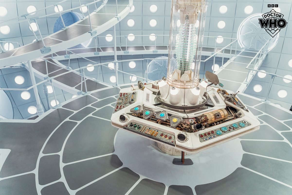 LuvDoctorWho's tweet photo. "One day I shall come back..."

Foi confirmado hoje que a TARDIS foi desmontada. 

Jane Tranter comentou em seu intagram: "Último adeus a TARDIS dos responsávis pelo design na véspera da desmontagem."

"Sim, eu voltarei. E até lá não deve haver arrependimentos, nem lágrimas..." https://t.co/QgVog1KifW