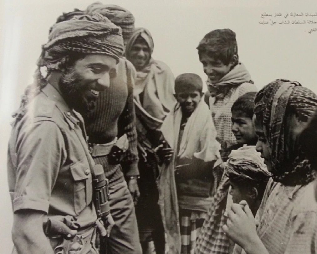 KhloudAlYazidi's tweet photo. أحب أرد على سكربت موزع بين الذباب الإلكتروني، لو أن مليشيا مسلحة انقلبت على السلطان وسيطرت على العاصمة العمانية مسقط؛ فماذا سيكون موقف العمانيين؟!

لا يحتاج أن يخبرك العمانيون موقفهم، فلدى العمانيين رصيد حضاري كاف مفتوح للتعلم والإطلاع عمره عشرين قرنا ولكن لن نذهب إلى البعيد.

استلم سلطاننا قابوس طيب الله ثراه الحكم وعمان مقسمة ومشرذمة، جماعات مسلحة في الشمال وأخرى في الجنوب وهي جماعات أيديولوجية من أقصى اليمين إلى أقصى اليسار!

نعم قد واجهها السلطان عسكريا ولكن بيد واحدة وجعل اليد الأخرى يد اختراق!

السلطان قابوس كي يوحد عمان لم يختر الإقامة خارجها بل كان موجودا في داخل عمان، ولم يتحصن في مكان ما، بل نزل إلى ميدان المعارك وحمل بندقيته وشارك جنوده القتال ولدينا من المصادر الوثائقية ما يثبت ذلك، هذه اليد الأولى.

أما اليد الثانية وهي يد الحكمة والدهاء فقد استخدمها لاختراق الجماعات والقبائل وكان بنفسه يجوب عمان من أقصاها إلى أقصاها يلتقي رؤوس القبائل والثوار من الإماميين والشيوعيين حتى استقطب بعض أكبر رؤوسهم بل معظمهم وباستقطابهم انطفئت جذوة الثورتين في الشمال والجنوب.

دعوني أقول لكم شيئا العمانيون يشبهون اليمنيين كثيرا ودعوني أجزم بأنه لو كان السلطان قابوس خارج سلطنة عُمان لما انحازت له القبائل وما انطفئت جذوة الثورة.