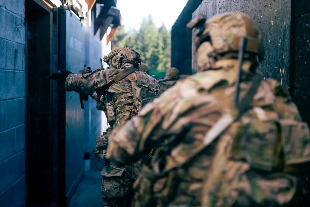 Steph_JTownsend's tweet photo. 1st Special Forces Command - Airborne 1st Group Green Berets refine their tactics, communication, and team coordination during close-quarters battle training at Joint Base Lewis-McChord, Wash. https://t.co/CrNcVZl1Xr