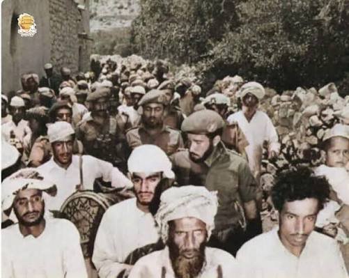 KhloudAlYazidi's tweet photo. أحب أرد على سكربت موزع بين الذباب الإلكتروني، لو أن مليشيا مسلحة انقلبت على السلطان وسيطرت على العاصمة العمانية مسقط؛ فماذا سيكون موقف العمانيين؟!

لا يحتاج أن يخبرك العمانيون موقفهم، فلدى العمانيين رصيد حضاري كاف مفتوح للتعلم والإطلاع عمره عشرين قرنا ولكن لن نذهب إلى البعيد.

استلم سلطاننا قابوس طيب الله ثراه الحكم وعمان مقسمة ومشرذمة، جماعات مسلحة في الشمال وأخرى في الجنوب وهي جماعات أيديولوجية من أقصى اليمين إلى أقصى اليسار!

نعم قد واجهها السلطان عسكريا ولكن بيد واحدة وجعل اليد الأخرى يد اختراق!

السلطان قابوس كي يوحد عمان لم يختر الإقامة خارجها بل كان موجودا في داخل عمان، ولم يتحصن في مكان ما، بل نزل إلى ميدان المعارك وحمل بندقيته وشارك جنوده القتال ولدينا من المصادر الوثائقية ما يثبت ذلك، هذه اليد الأولى.

أما اليد الثانية وهي يد الحكمة والدهاء فقد استخدمها لاختراق الجماعات والقبائل وكان بنفسه يجوب عمان من أقصاها إلى أقصاها يلتقي رؤوس القبائل والثوار من الإماميين والشيوعيين حتى استقطب بعض أكبر رؤوسهم بل معظمهم وباستقطابهم انطفئت جذوة الثورتين في الشمال والجنوب.

دعوني أقول لكم شيئا العمانيون يشبهون اليمنيين كثيرا ودعوني أجزم بأنه لو كان السلطان قابوس خارج سلطنة عُمان لما انحازت له القبائل وما انطفئت جذوة الثورة.