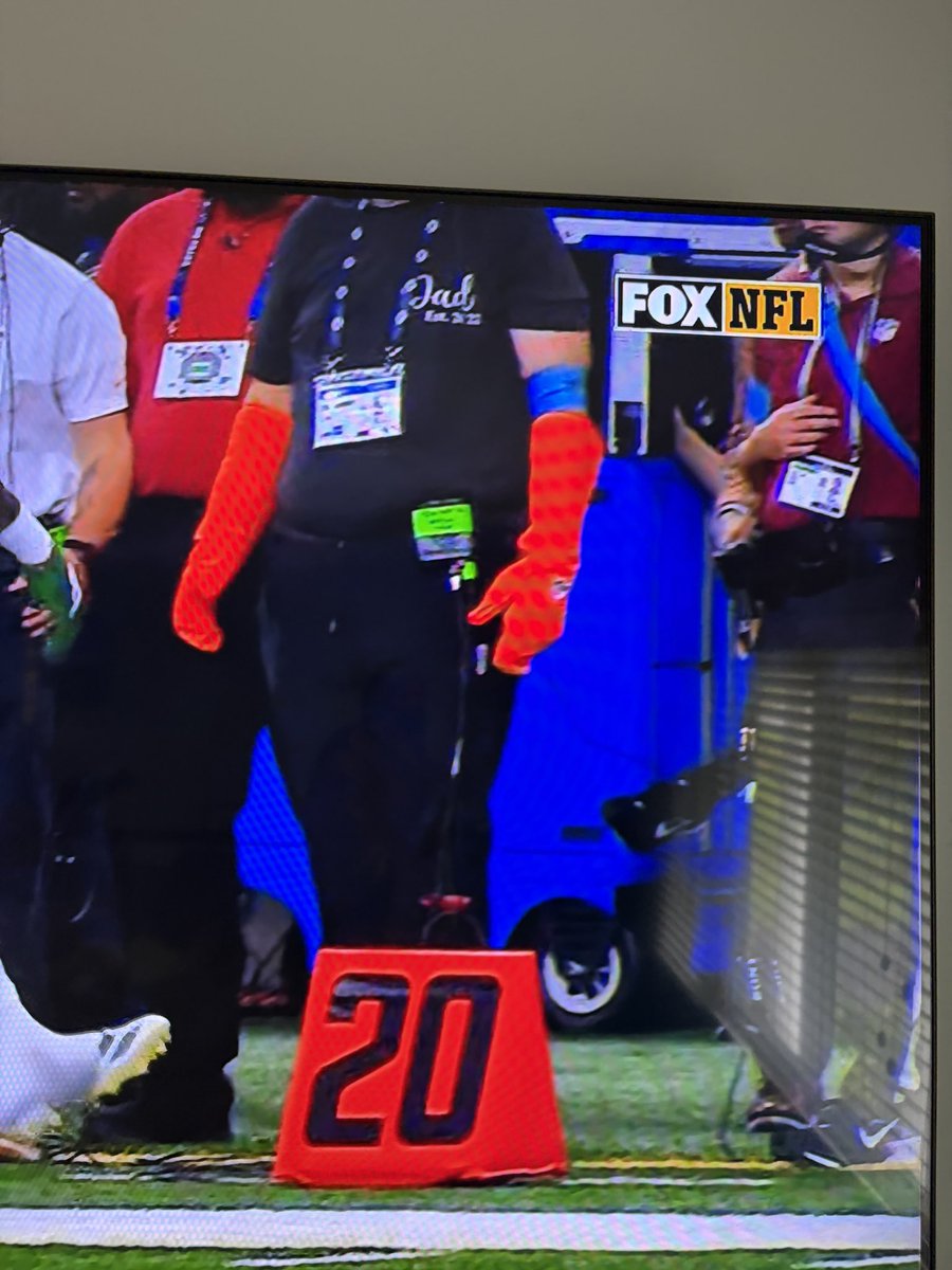 TPTurf's tweet photo. Anyone know why this guy is wearing giant hi-vis mittens? #nfl #sidelinecrew #jets #lions https://t.co/K3N2Pk5Jof
