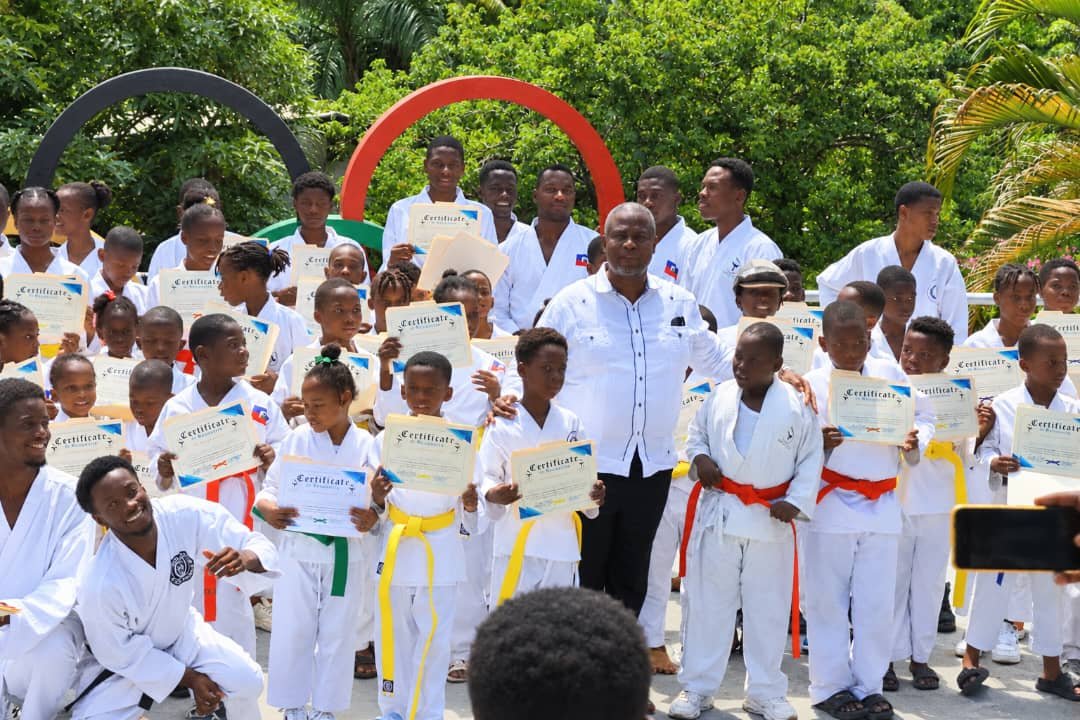 ParrainInfos's tweet photo. COMITÉ OLYMPIQUE HAÏTIEN 🏆🇭🇹

Invité par le Comité Olympique Haïtien, Jean-Claude Telasco a encouragé les jeunes à pratiquer le sport, à respecter les règles et à prendre leurs responsabilités pour l’avenir du pays.

« La plus belle victoire, c’est la réussite collective. » https://t.co/PoPly2Pv6m