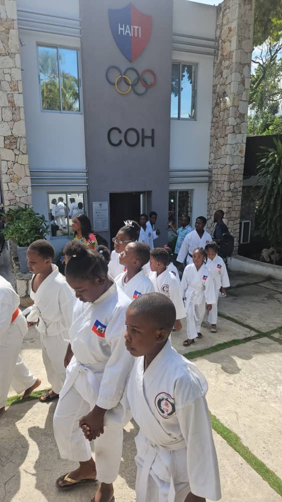ParrainInfos's tweet photo. COMITÉ OLYMPIQUE HAÏTIEN 🏆🇭🇹

Invité par le Comité Olympique Haïtien, Jean-Claude Telasco a encouragé les jeunes à pratiquer le sport, à respecter les règles et à prendre leurs responsabilités pour l’avenir du pays.

« La plus belle victoire, c’est la réussite collective. » https://t.co/PoPly2Pv6m