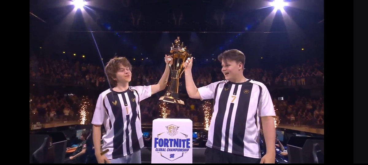 HvKmatthieu's tweet photo. CHAMPION DU MONDE  MERCI @pixiefnbr @SwizzY281 JE VOUS AIME https://t.co/hcmornkrge