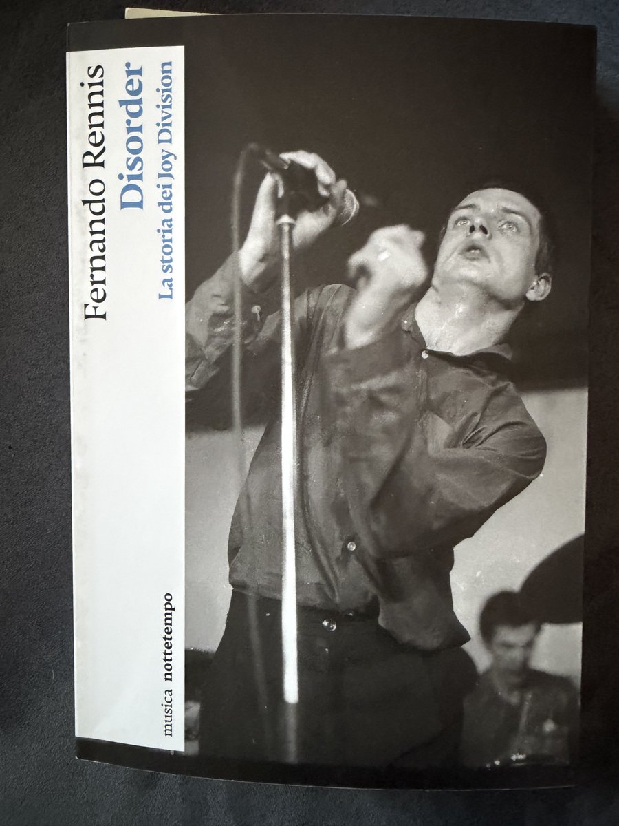 PilloleCult's tweet photo. Oggi, per #libricult , uniamo musica e letteratura, #cultisti .
Vi presentiamo infatti il nuovo libro di Fernando Rennis, che dopo i #Radiohead racconta (con dovizia di particolari e scrittura appassionata, mai noiosa) la storia dei “nostri” #JoyDivision .
Una lettura consigliata a chi conosce la loro musica, ma anche a chi vuole iniziare ad entrare nel loro universo (mai parola fu più consona) musicale e umano.

Che dite, vi abbiamo convinti?

@pillolerock @JoyDvisionPills