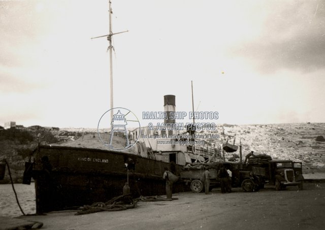 Shipguru's tweet photo. #maltashipphotosarchives - #1933built #twinscrewsteamer #KING_OF_ENGLAND #berthed at #mgarrharbour, #Gozo - 1947 - https://t.co/uAH1qB2pON - NO PHOTOS can be used or manipulated without our permission #nostalgiamalta #maltashipphotos #thelargestandleadingphotolibrary https://t.co/9huJB3fE7d