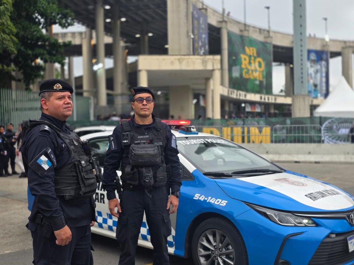 PMERJ's tweet photo. 🌎 TURISMO E SEGURANÇA | #BPTur NO MARACANÃ
👮♂️ Policiais do #BPTur estão presentes no #Maracanã durante o #NFLRioGame2026, reforçando o policiamento e oferecendo apoio, orientação e acolhimento aos turistas que participam do evento. (+) ⤵️
#ServirEProteger #PMERJ #BPTur #NFL https://t.co/cVbCHsqI7V