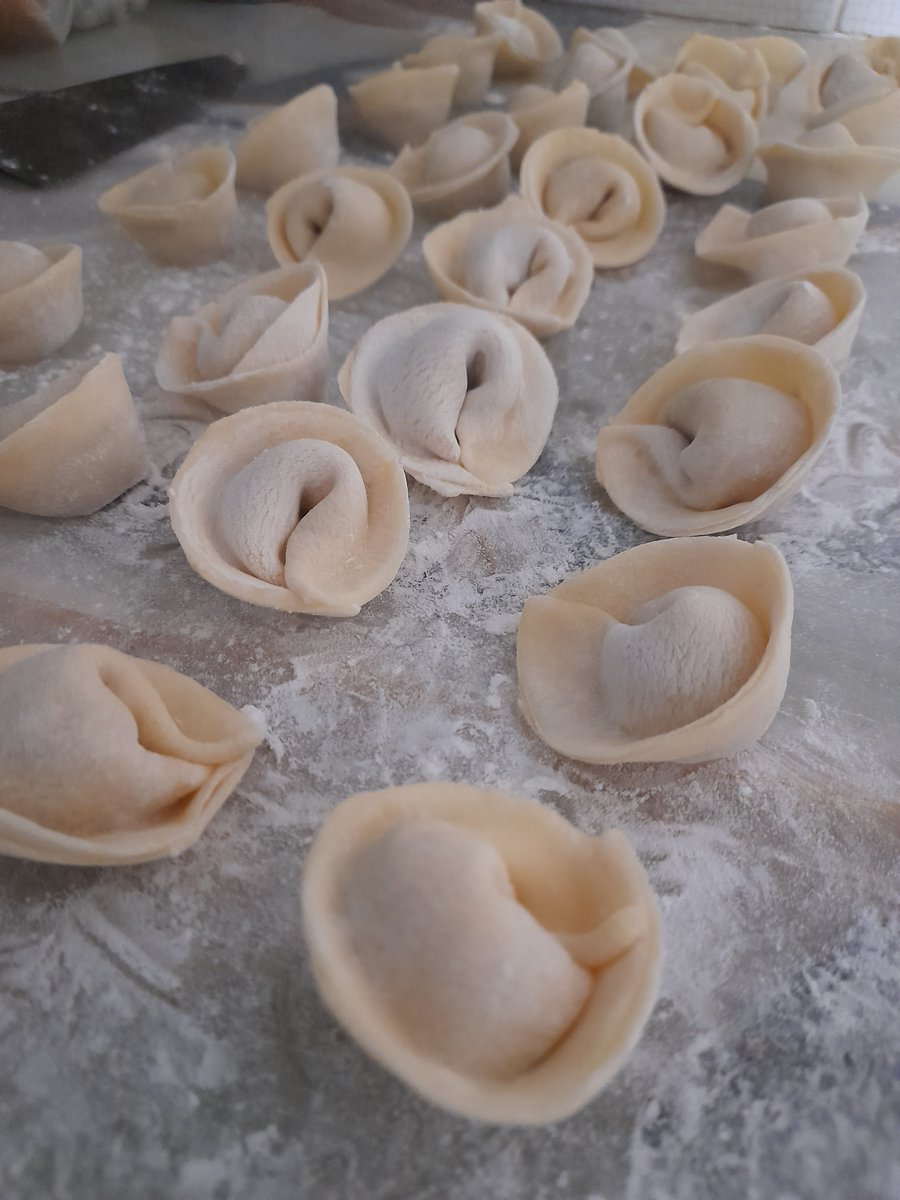 9ccec9df8aeb420's tweet photo. Qué se hace cuando llueve? Cappelletis caseros!! 🐷🐷
Y de postre tiramisú!! 😋😋
Me maté cocinando... y todos felices 🥰🥰🥰🥰🥰 https://t.co/JykJAQfbc3