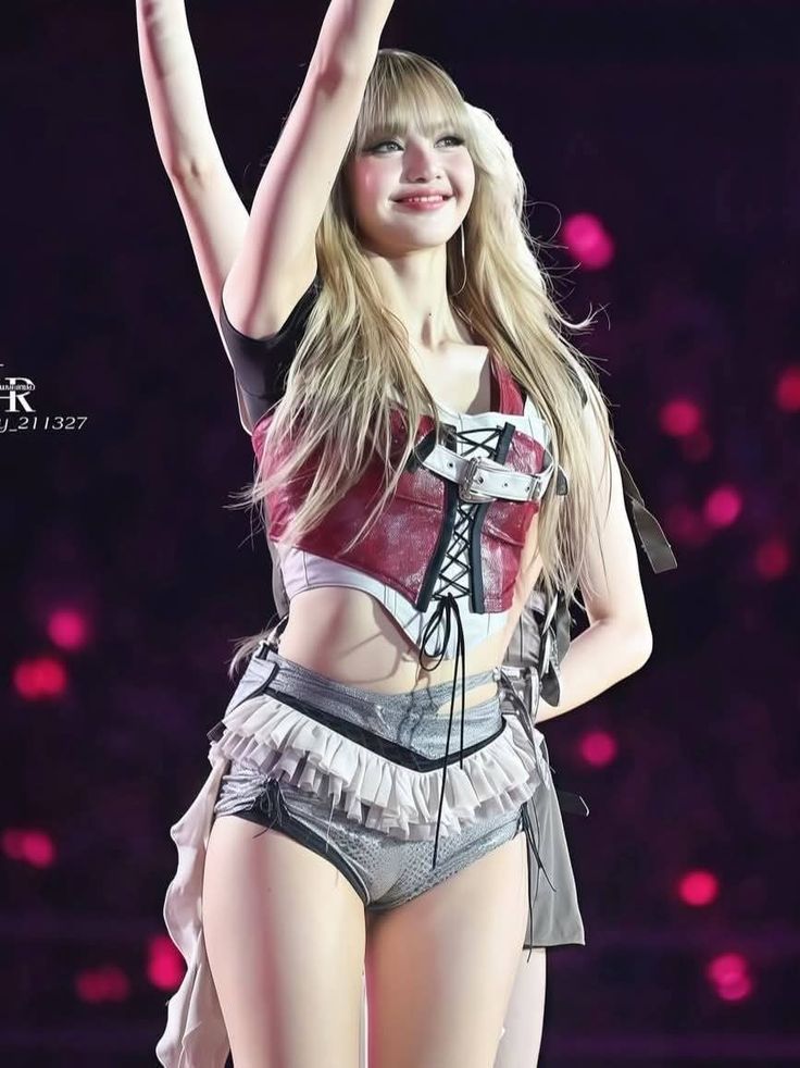 lalisaorbit's tweet photo. #Lisa something was in the air that night because mama was on fire 🔥 https://t.co/0qQPxPWGqH