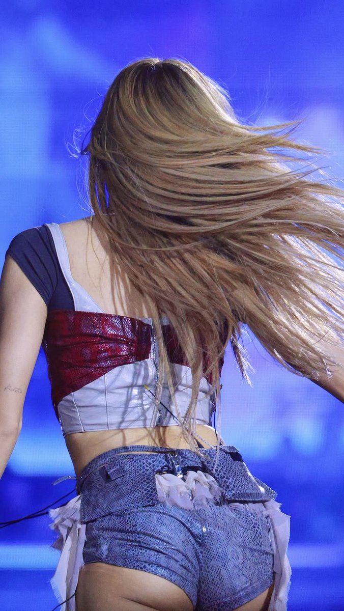 lalisaorbit's tweet photo. #Lisa something was in the air that night because mama was on fire 🔥 https://t.co/0qQPxPWGqH