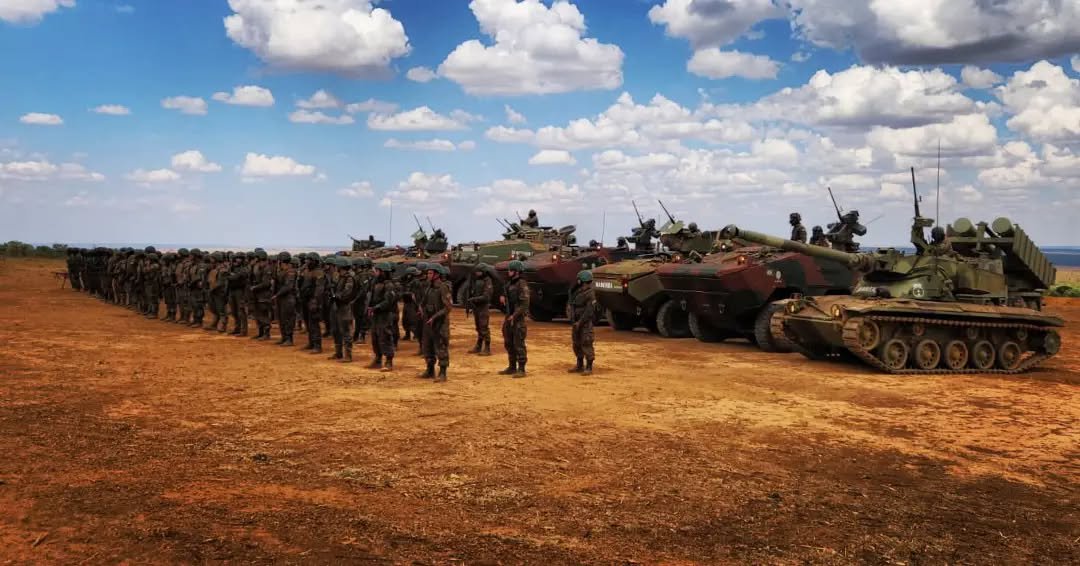 SA_Defensa's tweet photo. 📍Formosa, #Brazil (🇧🇷)

A look at some units deployed for Operación Formosa 2026, including SK-105, Guarani APC, Mowag Piranha IIIC, Astros launchers (MLRS &amp; MANSUP), AAV7 &amp; more.

The Centauro II was also on display (photo by @PucaraDefensa)

📸: ARP https://t.co/YIugTd0VSL