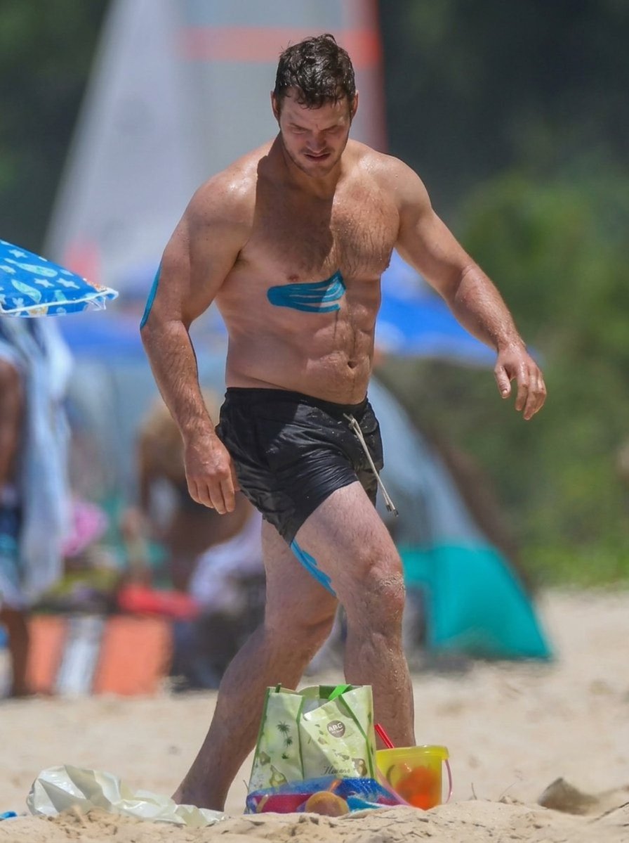 HoteDudes's tweet photo. Chris Pratt shows off bulging biceps and ripped abs. https://t.co/DORlvNAyXx