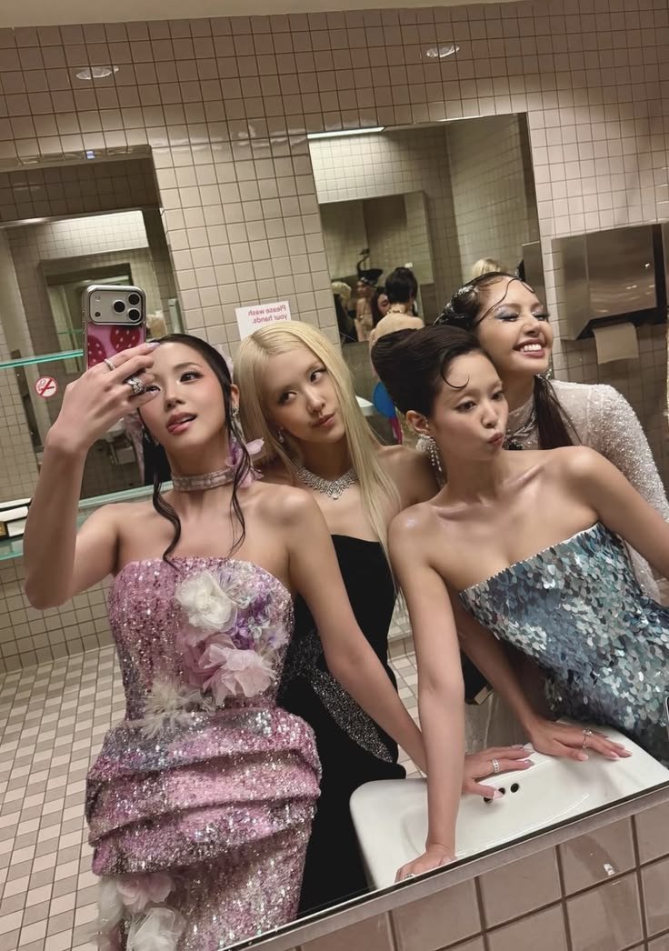 PopVivaa's tweet photo. BLACKPINK is nominated for two awards at the 2026 VMAs tonight. https://t.co/uySEn2jArh