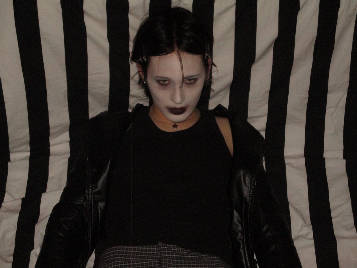 707pierrot's tweet photo. true form
#clown #trueform #fashion #alt #alternative https://t.co/8nhsc2FESM