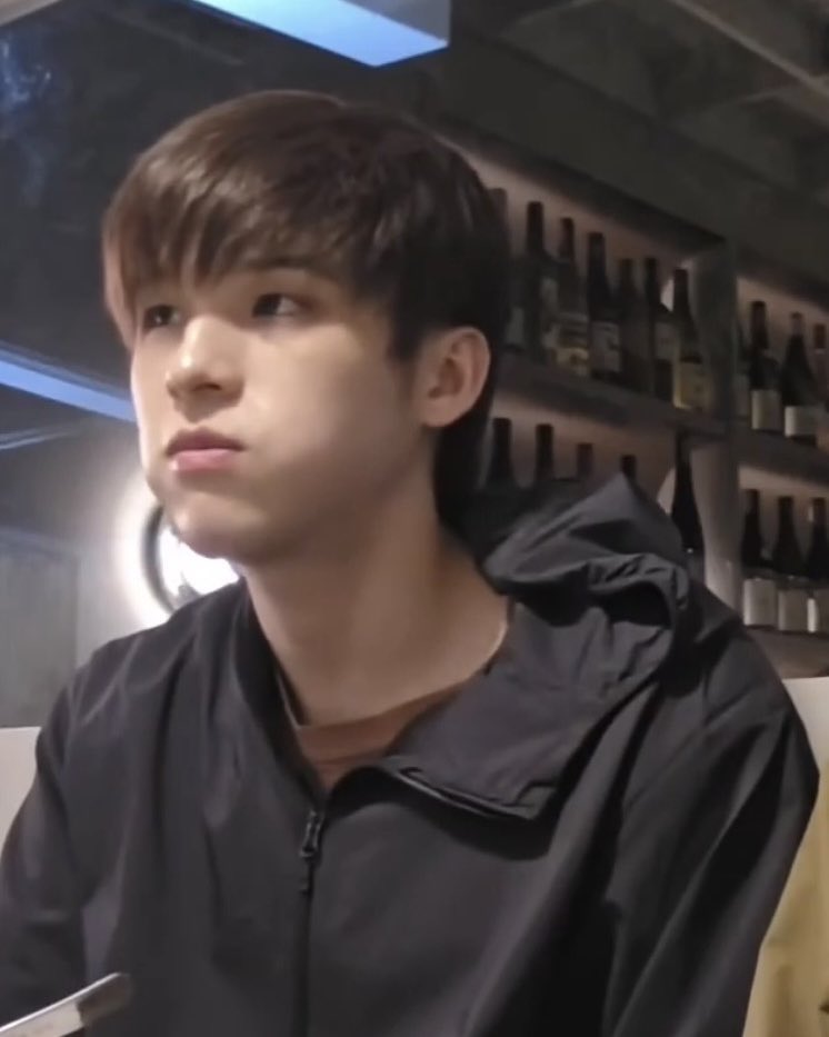 sknn2228's tweet photo. ร่างตกคนเข้าด้อม                ร่างจริง https://t.co/Egzcm2zzeB