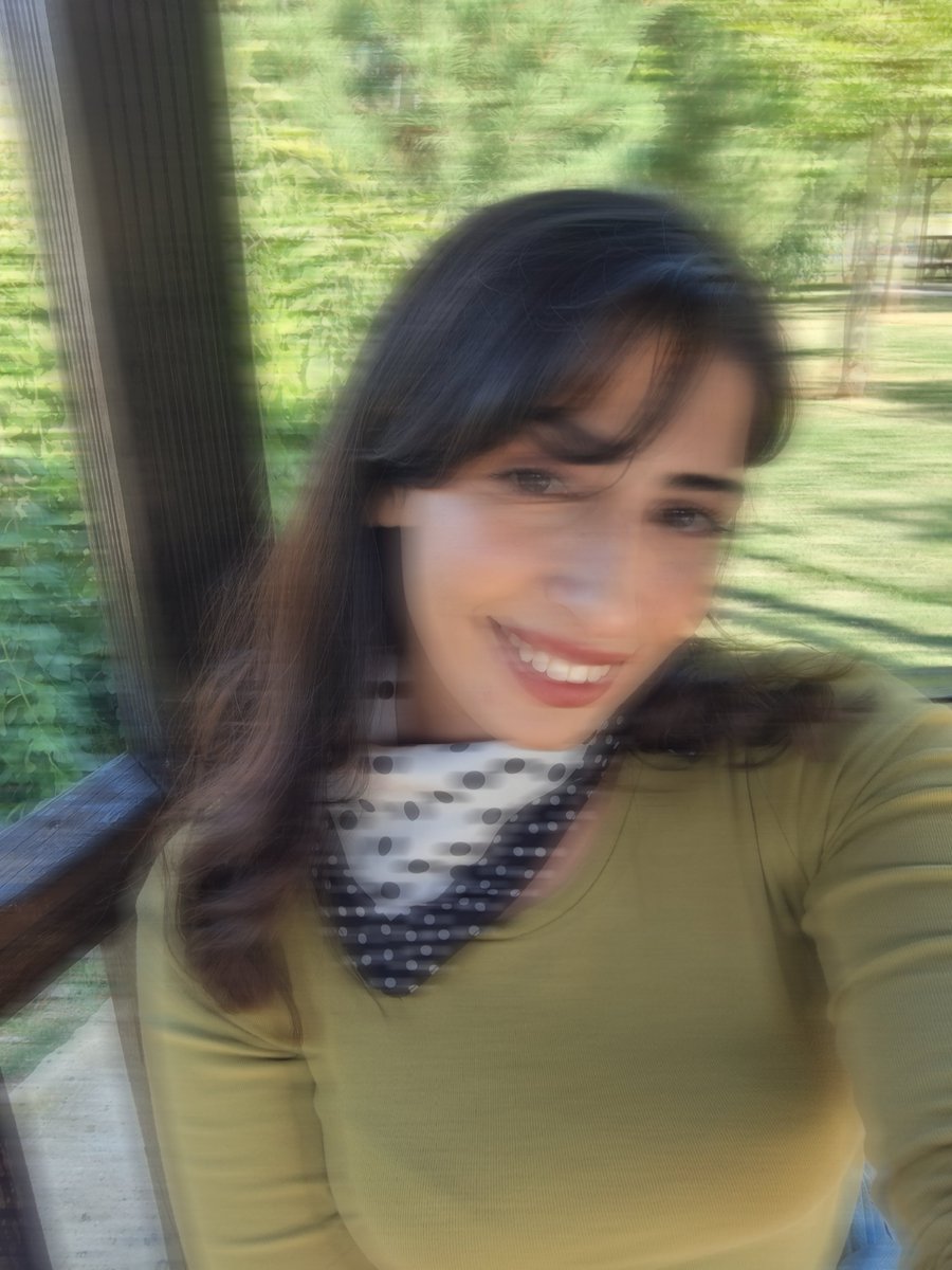 Badefiliz1's tweet photo. Hayatın hiç yaşanmamışçasına  eriyişi, Çınar ağacının  gölgesinin eskilerden tanıdık bir duyguyu koluna takıp getirişi ve şimdiki benin ikilemi... 
hepinize kucak açıyorum. 
Merhaba hüznü getiren yel,
merhaba güz...☘️🍂🏵 https://t.co/5G2RzR9iHY