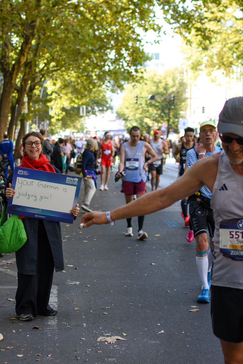 Ali__Sepehri's tweet photo. پلاکاردهای بامزه از #ماراتن امروز تو #برلین
#ماراتن_برلین
#berlin #marathon #bmwmarathon https://t.co/wgmF3Pwt1q