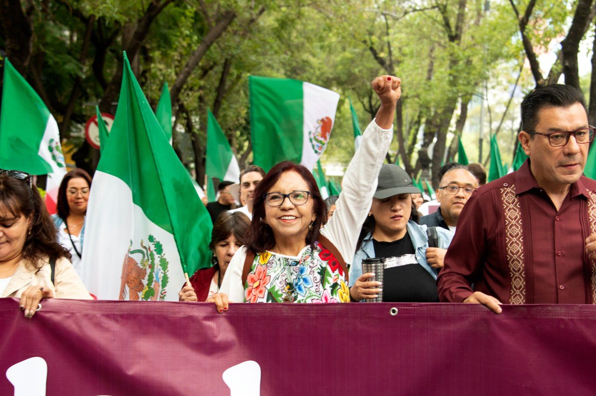 Letamaya's tweet photo. Frente al #Zócalo capitalino, corazón de la #CDMX, repleto de alegría y entusiasmo, nuestra presidenta @ClaudiaShein cerró la gira nacional para informar sobre las acciones que consolidan la #Transformación, con #Justicia y #Bienestar en todo México.

En la #CDMX 3 millones de personas reciben #ProgramasDeBienestar, con una inversión social anual de 70 mil 258 millones de pesos.
 El amor se convierte en política pública que se transforma en #bienestar y tranquilidad para las familias mexicanas. 🇲🇽🏠❤️

#ClaudiaDaResultados #ConstruyendoBienestar

@ClaraBrugadaM