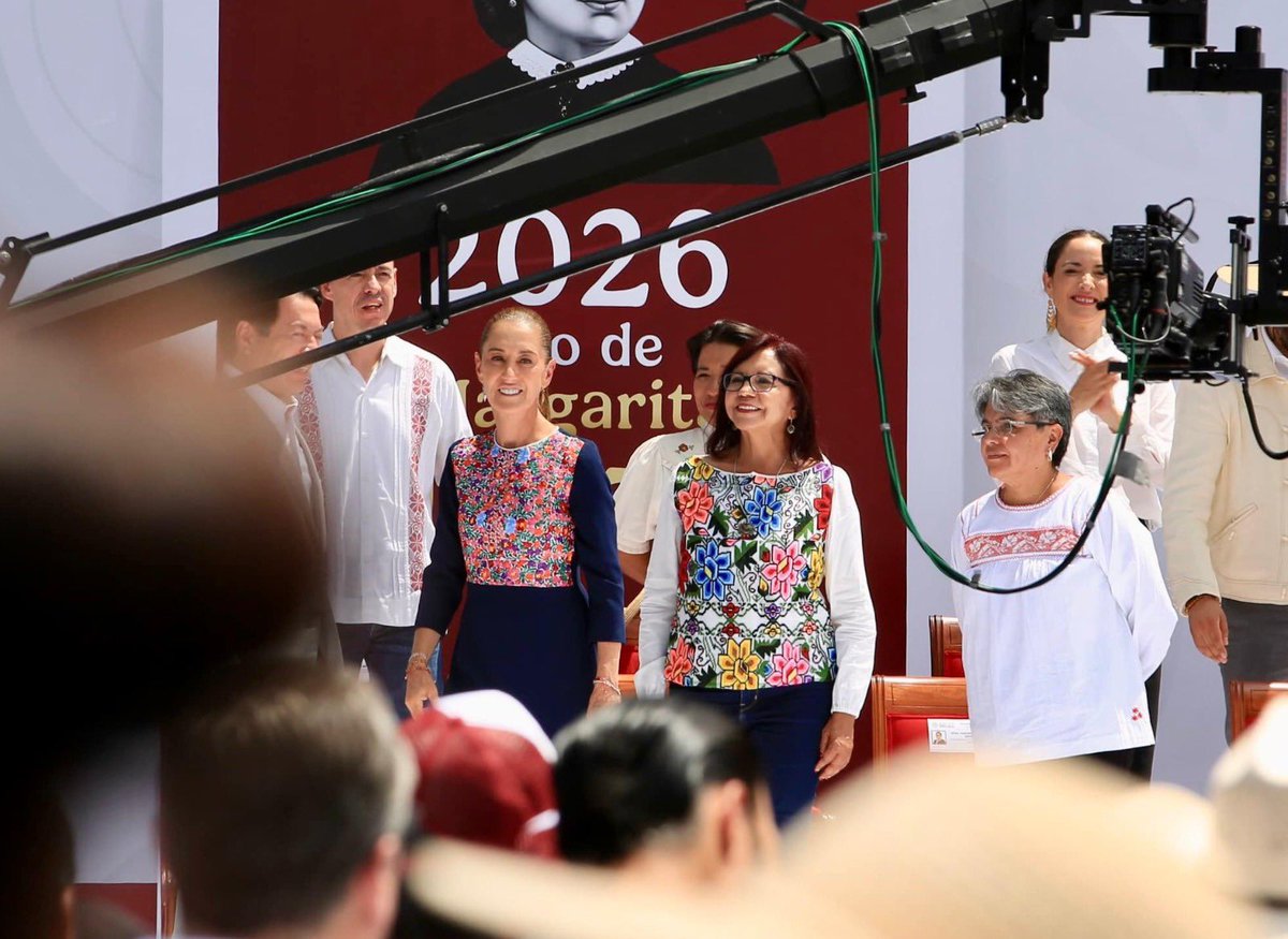 Letamaya's tweet photo. Frente al #Zócalo capitalino, corazón de la #CDMX, repleto de alegría y entusiasmo, nuestra presidenta @ClaudiaShein cerró la gira nacional para informar sobre las acciones que consolidan la #Transformación, con #Justicia y #Bienestar en todo México.

En la #CDMX 3 millones de personas reciben #ProgramasDeBienestar, con una inversión social anual de 70 mil 258 millones de pesos.
 El amor se convierte en política pública que se transforma en #bienestar y tranquilidad para las familias mexicanas. 🇲🇽🏠❤️

#ClaudiaDaResultados #ConstruyendoBienestar

@ClaraBrugadaM