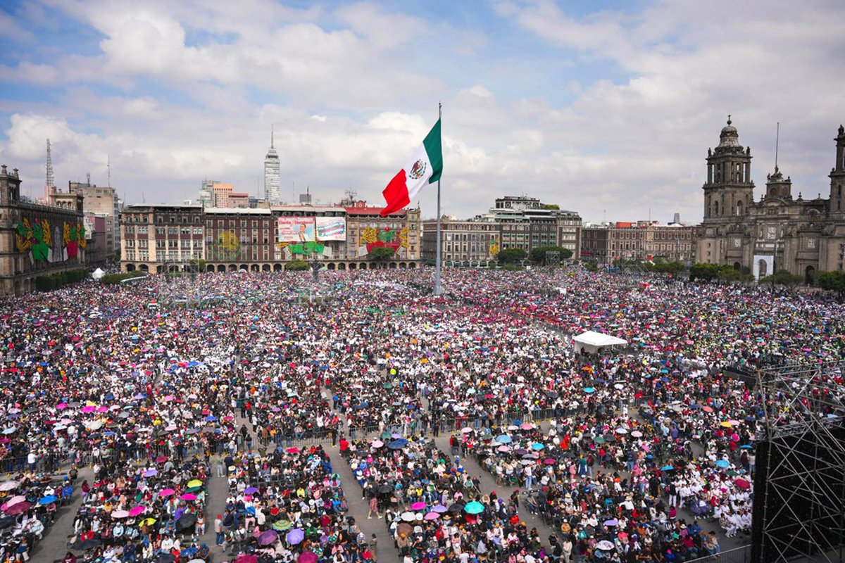 Letamaya's tweet photo. Frente al #Zócalo capitalino, corazón de la #CDMX, repleto de alegría y entusiasmo, nuestra presidenta @ClaudiaShein cerró la gira nacional para informar sobre las acciones que consolidan la #Transformación, con #Justicia y #Bienestar en todo México.

En la #CDMX 3 millones de personas reciben #ProgramasDeBienestar, con una inversión social anual de 70 mil 258 millones de pesos.
 El amor se convierte en política pública que se transforma en #bienestar y tranquilidad para las familias mexicanas. 🇲🇽🏠❤️

#ClaudiaDaResultados #ConstruyendoBienestar

@ClaraBrugadaM