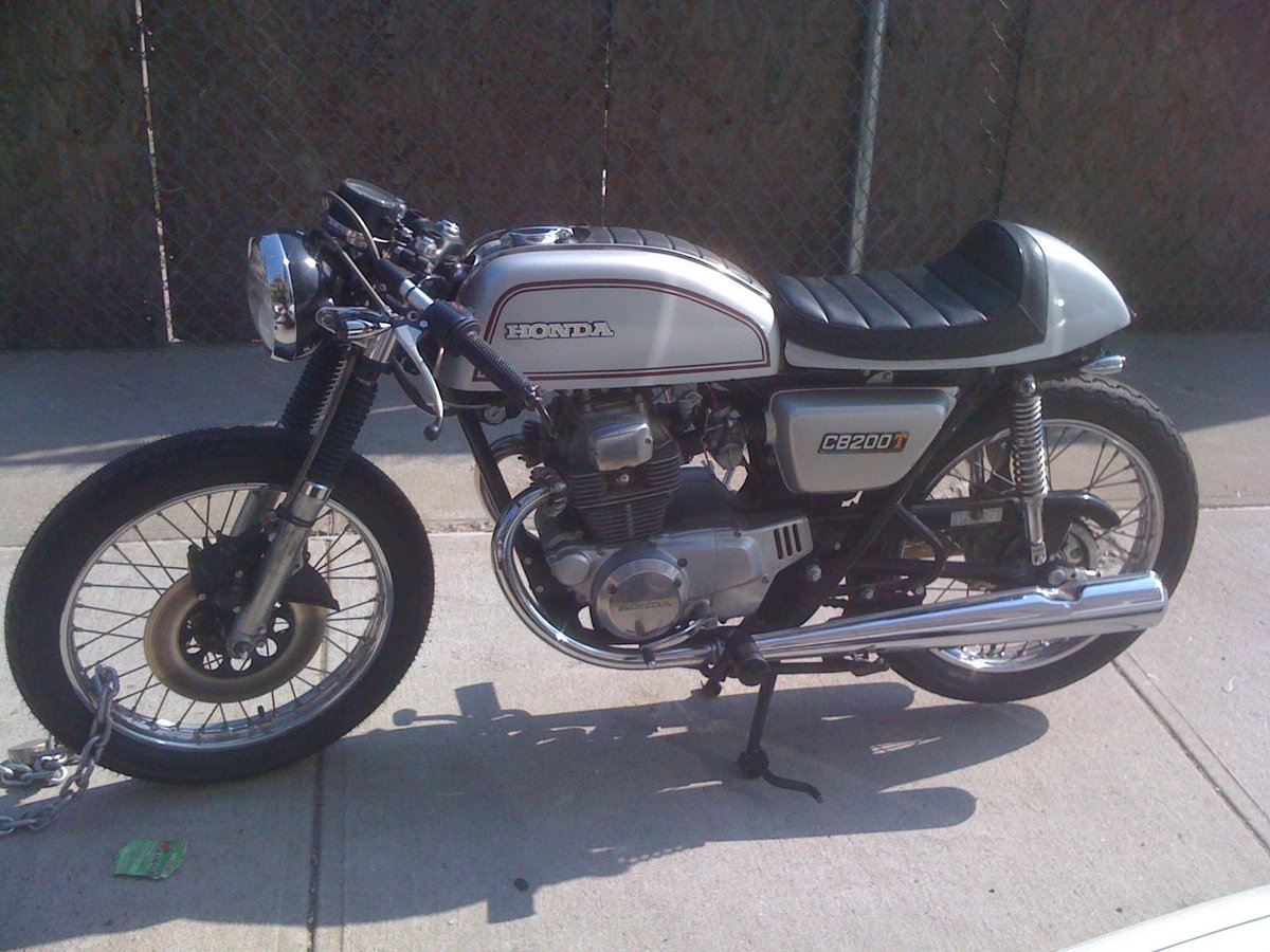 Moto_History's tweet photo. Add a cafe styled seat, low handlebars, and this Honda CB200 is a cafe racer.  #caferacer  #hondamotorcycles  #custommotorcycles  #classicstyle  #easymadecustom  #functionalsimplicity  #motorcyclesofthe1970s  #littlemotorcycles https://t.co/fwGNPZzdYP