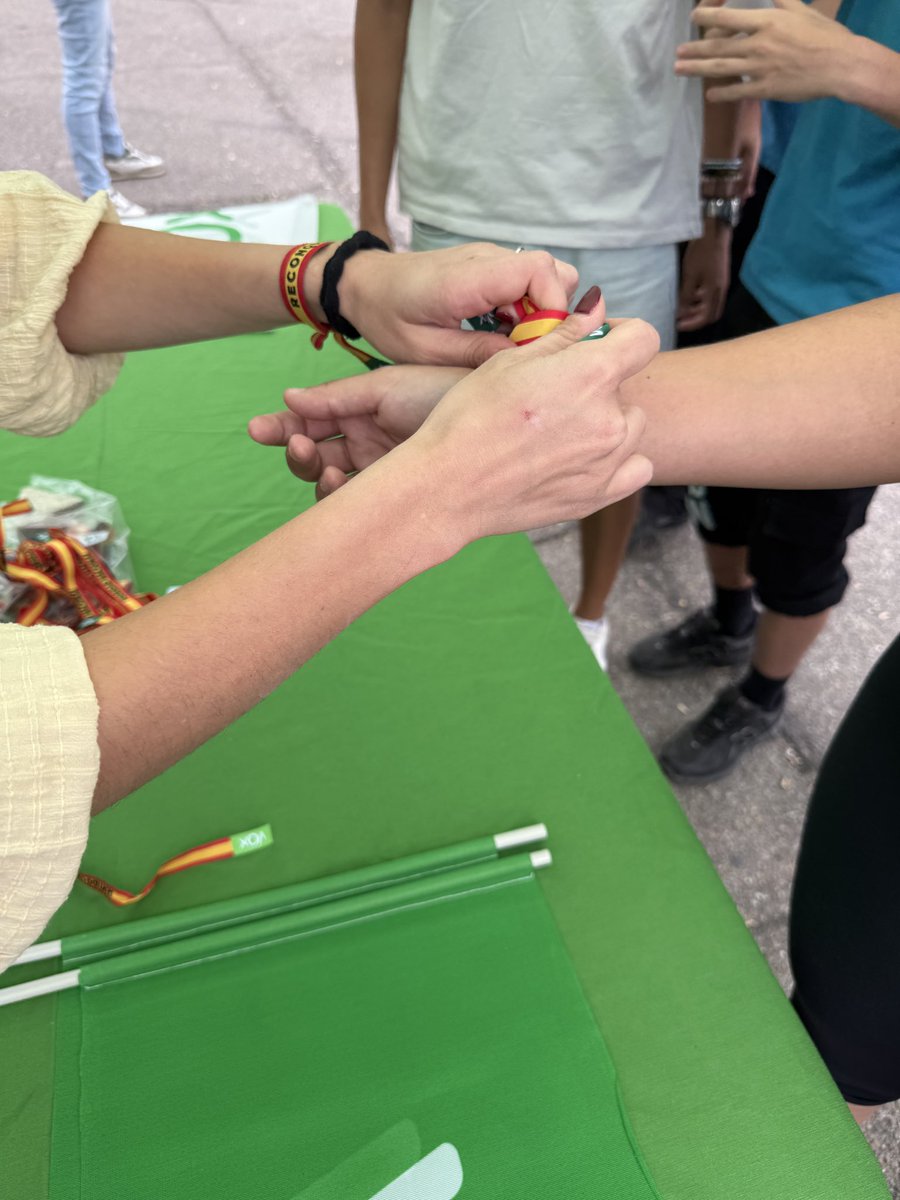 Vox_Dip_Vall's tweet photo. En la Villa del Caballero no hay tarde tranquila 😄 Nuestra mesa informativa en Olmedo no ha parado: vecinos de todas las edades y un montón de jóvenes que vienen a informarse y a decir lo que piensan. Así da gusto https://t.co/OQCW3Y3CFb
