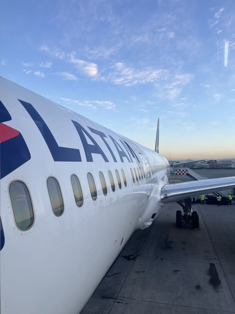le1e2eo's tweet photo. 寒すぎる！！
チリに着いて、急いで国内線に乗り換え
LATAMの機内コンテンツアニメ豊富で凄すぎ
機内食も美味しかったわ https://t.co/D4aoGSBZdg
