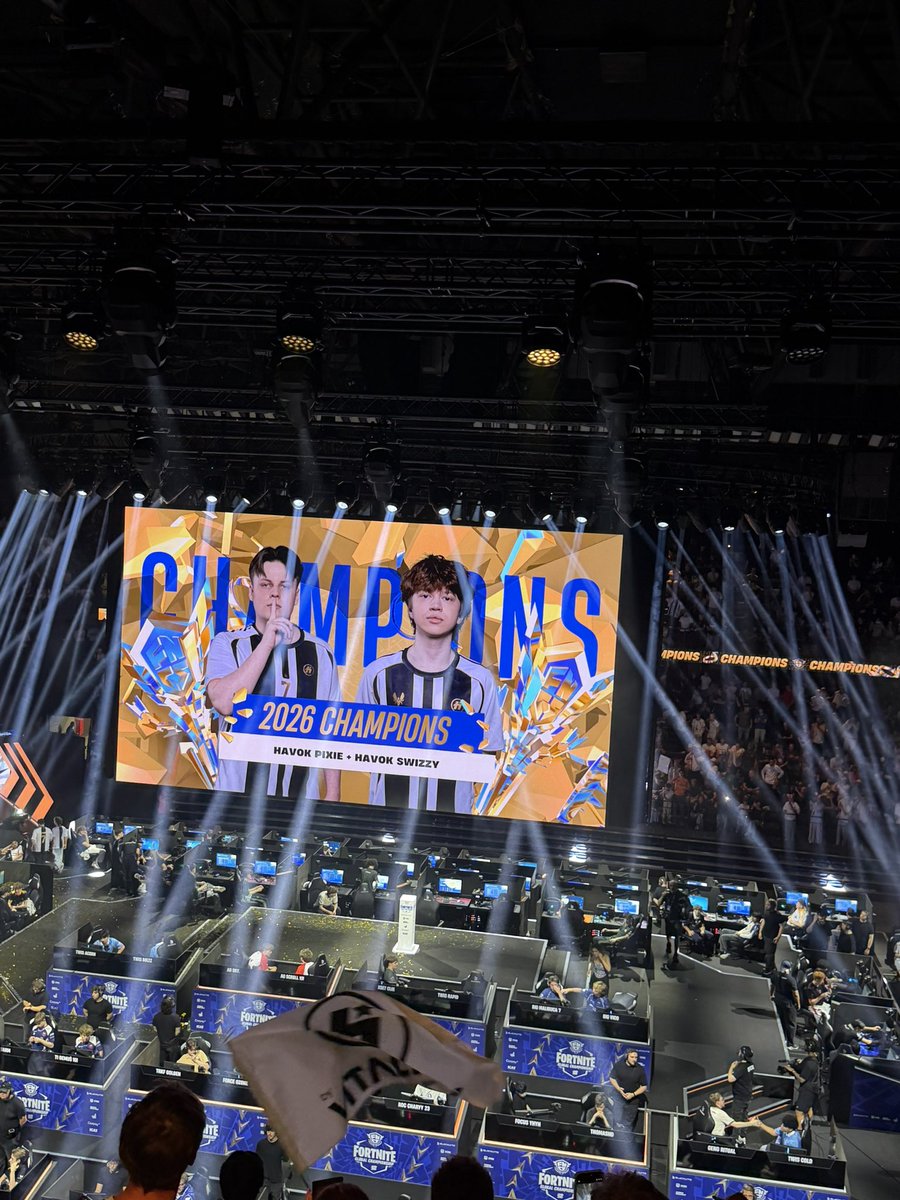 ArtexClip's tweet photo. On est champions du monde ! 🤍💛
@HvKGGs @ZetFarYT @wazzth @allysonmrf https://t.co/fBXM37kEox