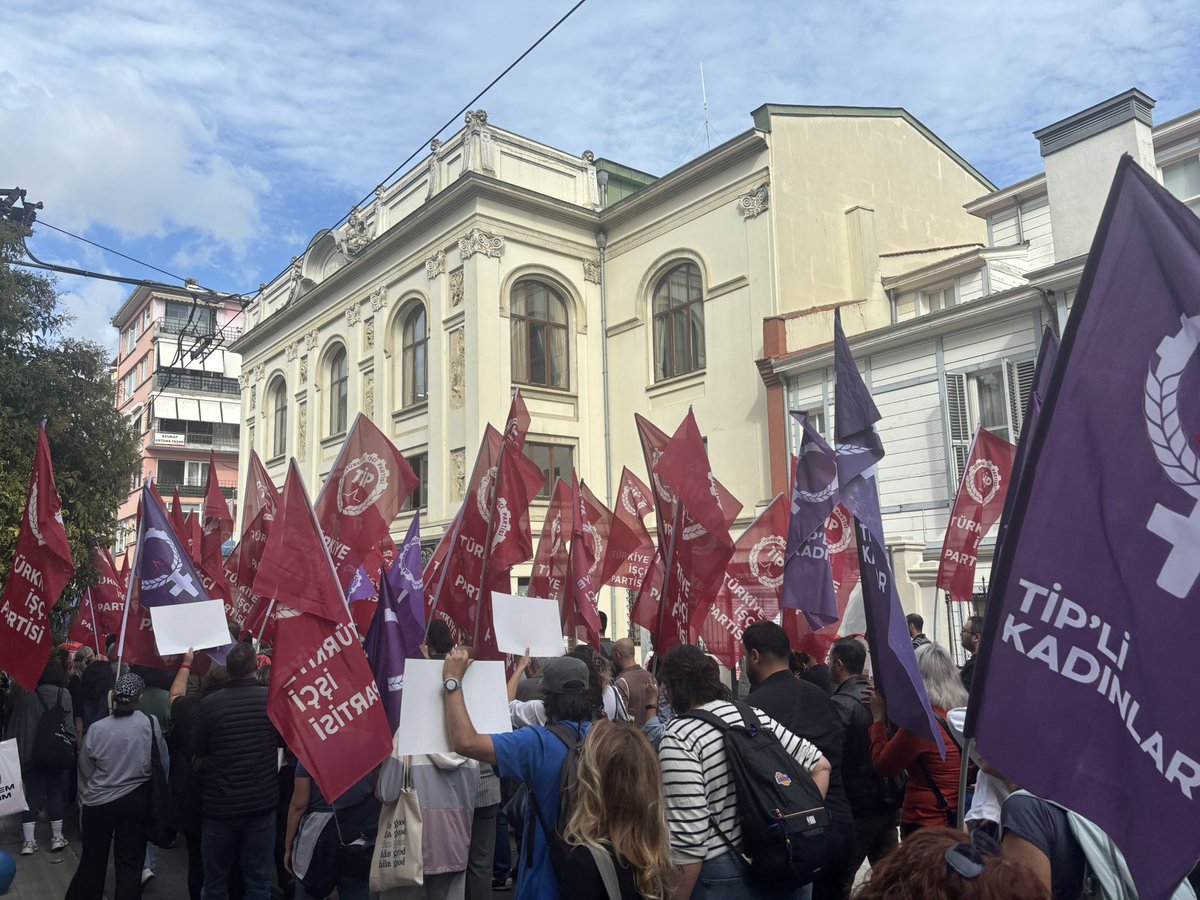tip_kadikoy's tweet photo. Memleketin dört bir yanında yükselen ortak itirazı bugün bir kez daha sokaklara taşıdık.

Yan yana geldikçe sesimizin çoğaldığını, cesaretimizin büyüdüğünü biliyoruz. Değiştirecek gücü de umudu da birbirimizden alıyoruz.

Şimdi bu itirazı bulunduğumuz her yere taşıma zamanı. Sokakta, işyerinde, okulda, mahallede yan yana gelecek; dayanışmayı örgütleyecek, mücadeleyi birlikte büyüteceğiz.

Çünkü hiçbir şey kendiliğinden değişmeyecek. Değiştirecek olan, yan yana gelen bizleriz.