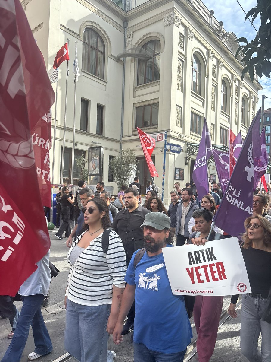 tip_kadikoy's tweet photo. Memleketin dört bir yanında yükselen ortak itirazı bugün bir kez daha sokaklara taşıdık.

Yan yana geldikçe sesimizin çoğaldığını, cesaretimizin büyüdüğünü biliyoruz. Değiştirecek gücü de umudu da birbirimizden alıyoruz.

Şimdi bu itirazı bulunduğumuz her yere taşıma zamanı. Sokakta, işyerinde, okulda, mahallede yan yana gelecek; dayanışmayı örgütleyecek, mücadeleyi birlikte büyüteceğiz.

Çünkü hiçbir şey kendiliğinden değişmeyecek. Değiştirecek olan, yan yana gelen bizleriz.