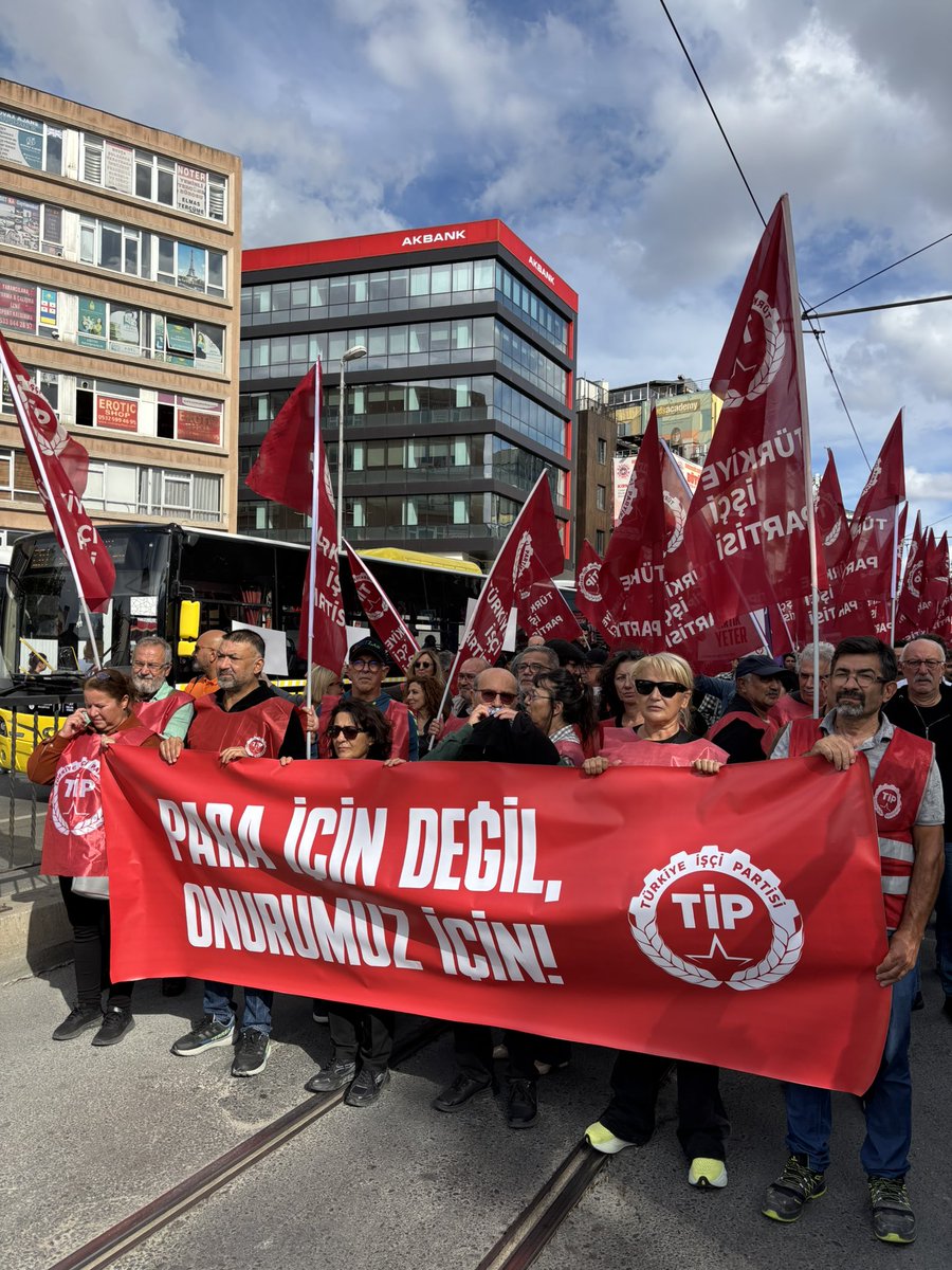 tip_kadikoy's tweet photo. Memleketin dört bir yanında yükselen ortak itirazı bugün bir kez daha sokaklara taşıdık.

Yan yana geldikçe sesimizin çoğaldığını, cesaretimizin büyüdüğünü biliyoruz. Değiştirecek gücü de umudu da birbirimizden alıyoruz.

Şimdi bu itirazı bulunduğumuz her yere taşıma zamanı. Sokakta, işyerinde, okulda, mahallede yan yana gelecek; dayanışmayı örgütleyecek, mücadeleyi birlikte büyüteceğiz.

Çünkü hiçbir şey kendiliğinden değişmeyecek. Değiştirecek olan, yan yana gelen bizleriz.