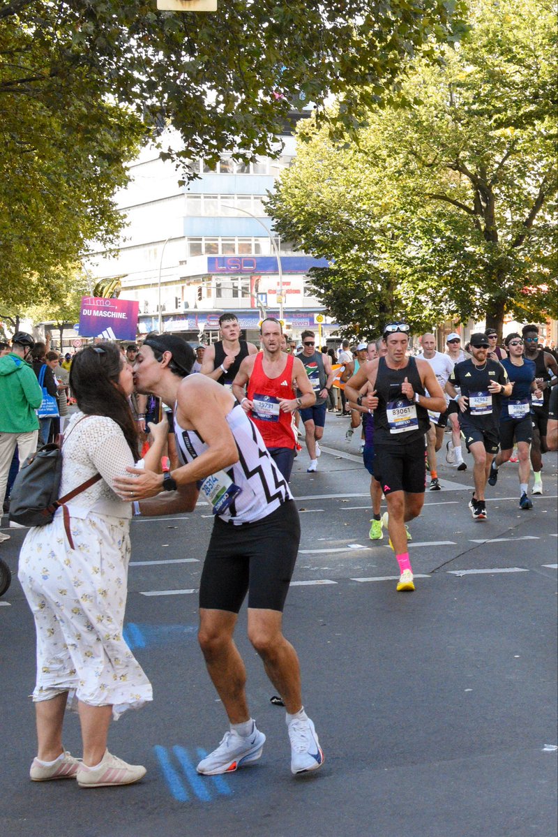 Ali__Sepehri's tweet photo. ساپورت‌کننده‌های دونده‌های #ماراتن امروز تو #برلین
#ماراتن_برلین
#berlin #marathon #bmwmarathon https://t.co/zowsvDm6ph