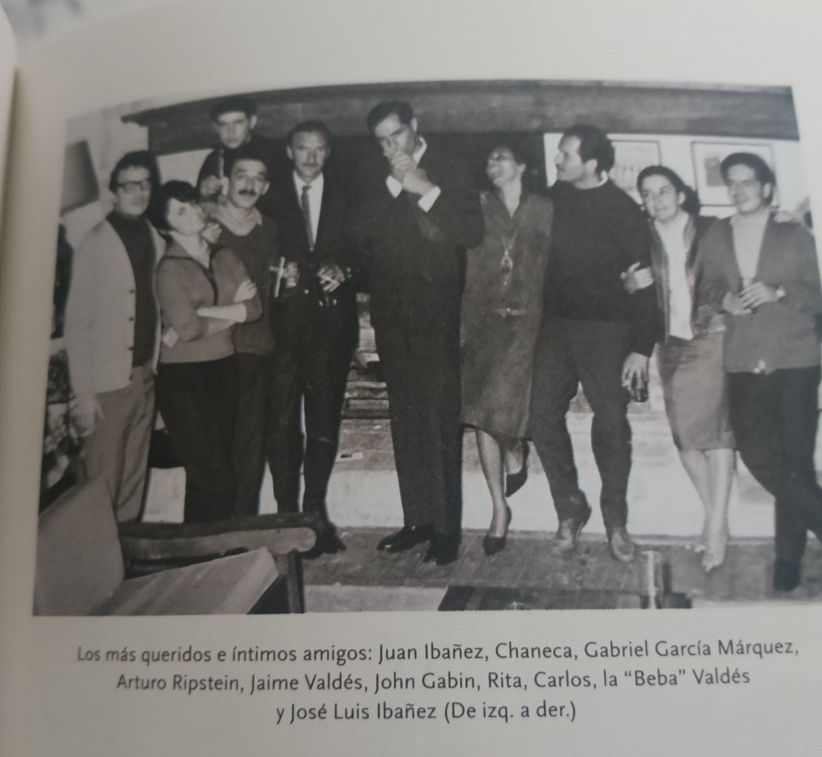 IxcaCienfuegos6's tweet photo. Qué vamos a saber de fiestas, para fiestas las de Carlos Fuentes. 

Llegó a ir Jim Morrison. https://t.co/cGFSofpUpD