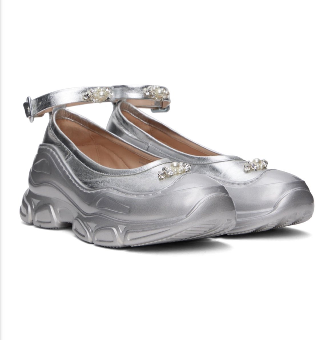 uchihaswan's tweet photo. Hanni wearing Simone Rocha Silver Low Trek Mary Jane Ballerina Flats, i think im in love https://t.co/ccDbYatHOK