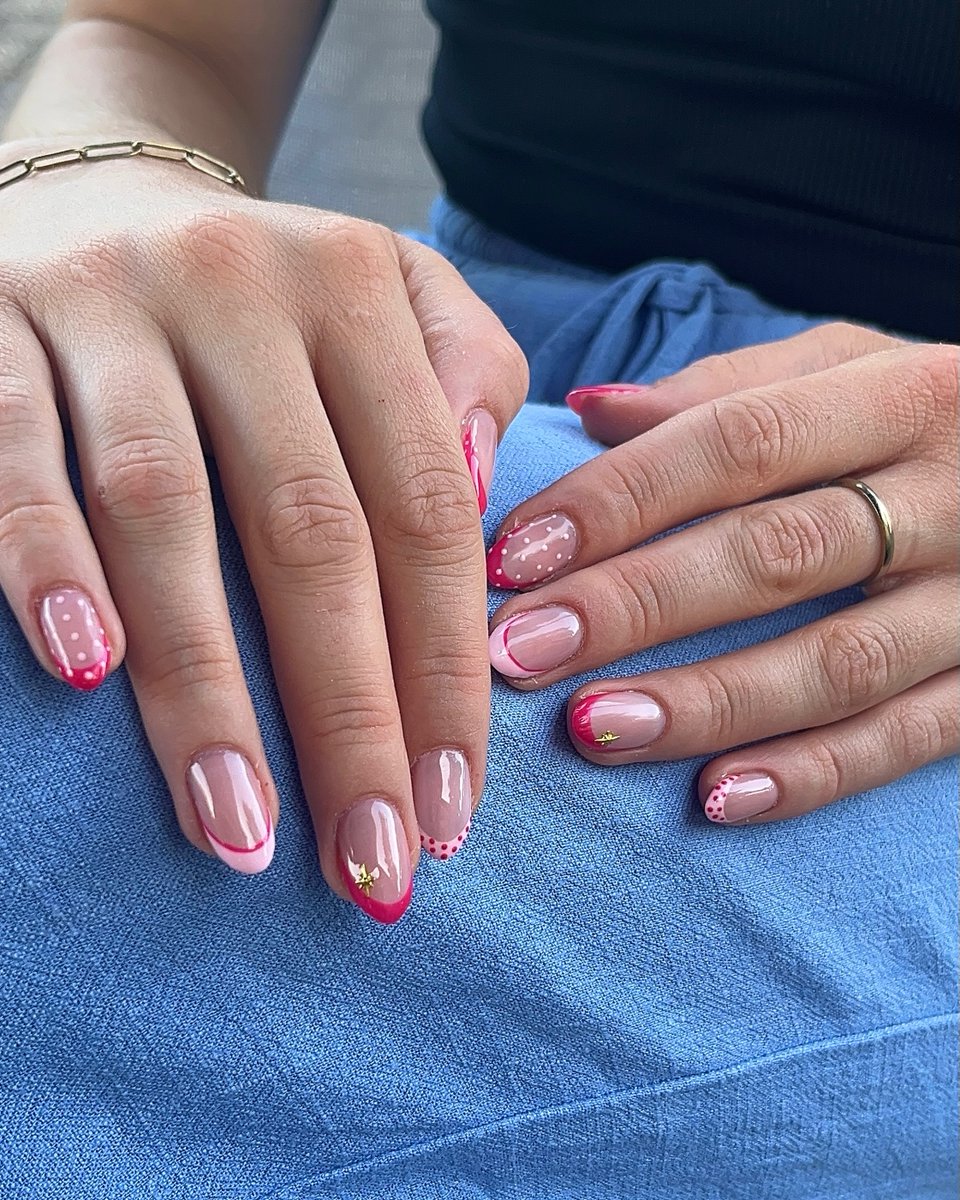 Leonardoandone's tweet photo. Même en semi-permanent, le nail art fait toute la différence les filles. https://t.co/BkTKC6LTYF