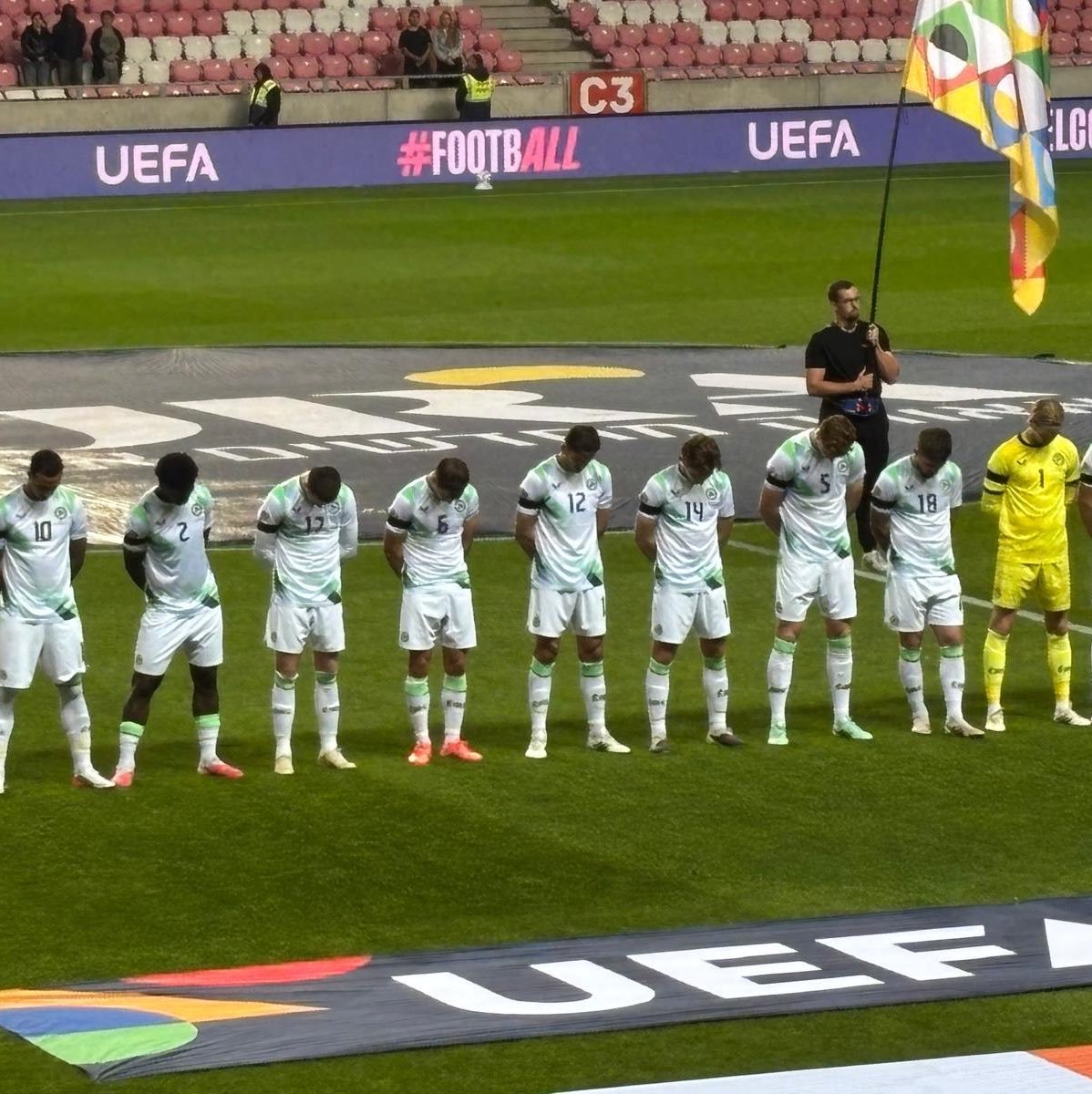 CentralDoBrega's tweet photo. Israel x Irlanda rolando pela Nations League e os jogadores da Irlanda abaixaram a cabeça na hora do hino nacional de Israel.

Além disso, os irlandeses NÃO cumprimentaram os jogadores israelenses no protocolo de pré-jogo

que mitada absurda. 🇮🇪 https://t.co/nEhXnqH3vE