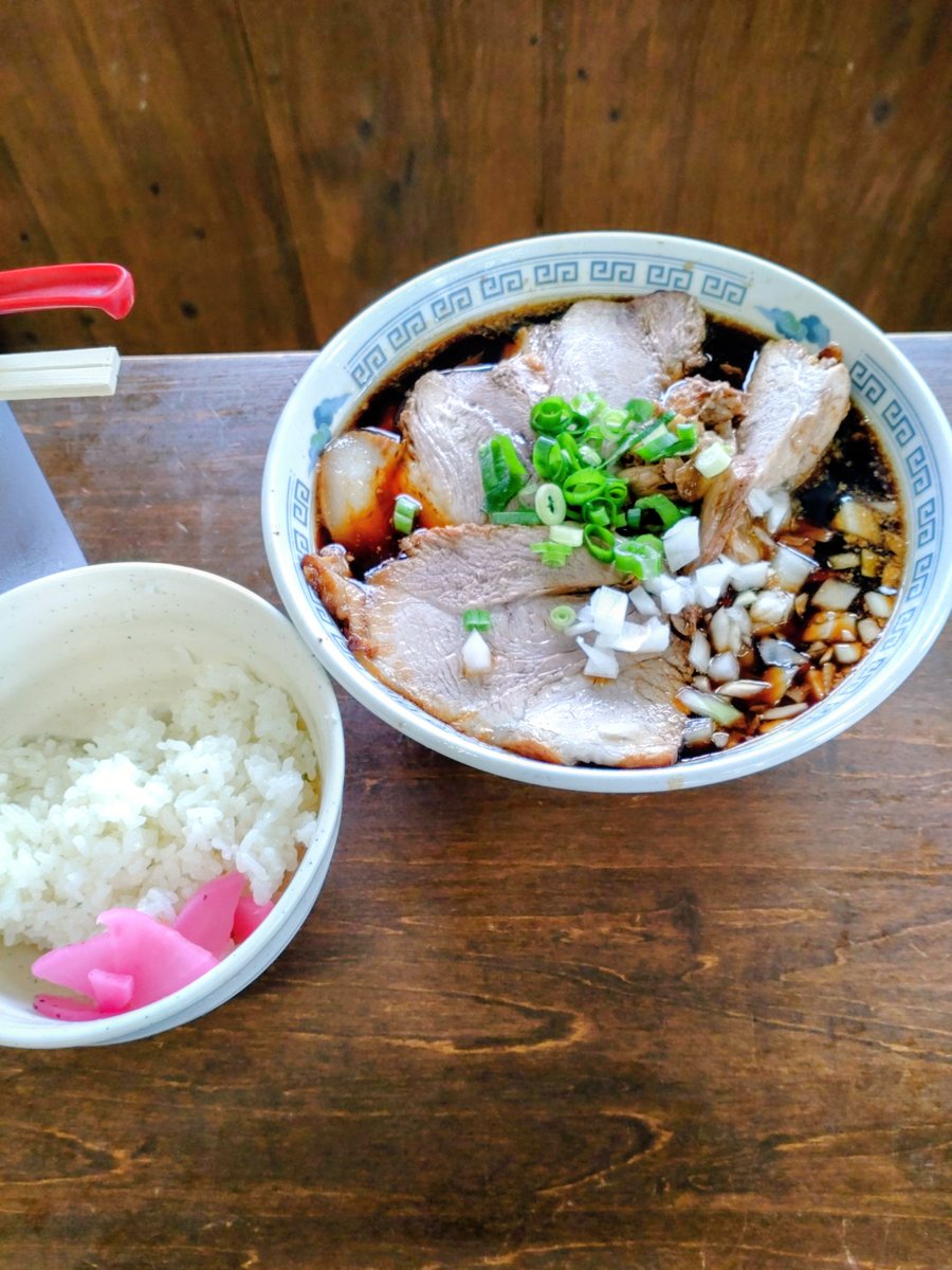 mickey_mens's tweet photo. #ラーメンマルタ
朝ラーで「黒」肉増し
さらにライス
真っ黒なスープに肉がどーん🐷✨️
ワシワシ麺×キレのあるスープ
朝から美味でした🤤
最高の朝ラーでした🍜🔥

朝っていっても9時過
6:45到着だが車いっぱいで
時間潰してたら
なんやかんやその時間で😓
#朝ラー
#ラーメン
#肉増し
#麺活
#麺ヘラ https://t.co/aT45ZPQWVV