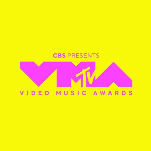 avisablog's tweet photo. Até o momento, Camila Cabello, Ariana Grande, Lady Gaga e Taylor Swift são as únicas artistas femininas a conquistarem o prêmio “Artista do Ano” nesta geração! #VMAs