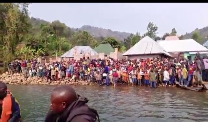 VolcansLes's tweet photo. #Idjwi : Selon la Société civile, le naufrage d’une pirogue motorisée dans le groupement de Mugote, le 26 septembre au soir, a fait au moins 13 morts.
Bilan provisoire au 27 septembre à 15 h, alors que les familles procèdent aux inhumations.
#Mugote #Naufrage #RDC https://t.co/WGo01o8G4i