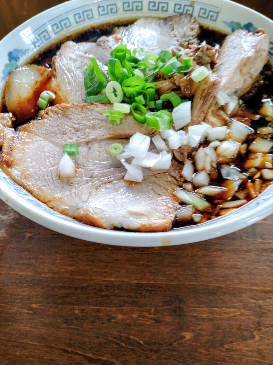 mickey_mens's tweet photo. #ラーメンマルタ
朝ラーで「黒」肉増し
さらにライス
真っ黒なスープに肉がどーん🐷✨️
ワシワシ麺×キレのあるスープ
朝から美味でした🤤
最高の朝ラーでした🍜🔥

朝っていっても9時過
6:45到着だが車いっぱいで
時間潰してたら
なんやかんやその時間で😓
#朝ラー
#ラーメン
#肉増し
#麺活
#麺ヘラ https://t.co/aT45ZPQWVV