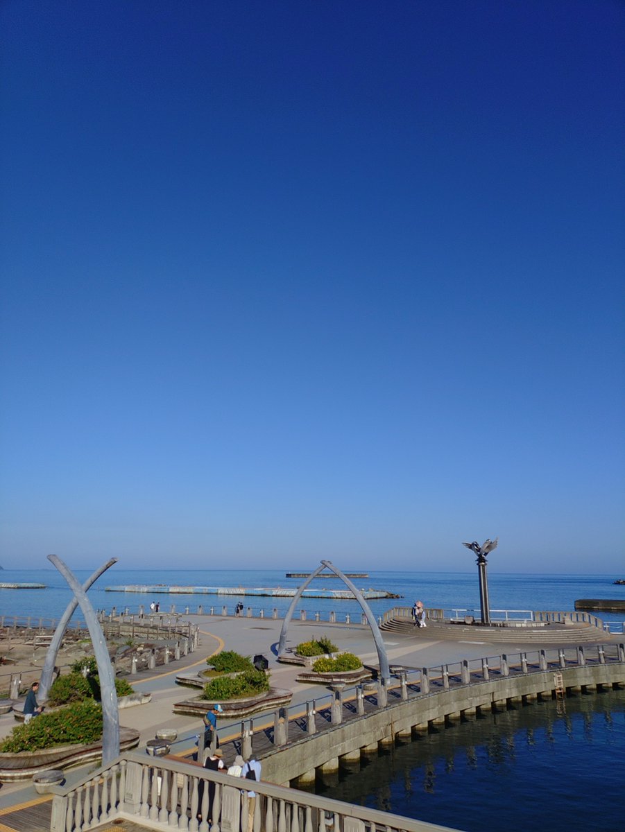 atsu_umi's tweet photo. おはようございます。
この時間の熱海市内は断続的に小雨、気温は23℃前後、やや風があります。
今朝は外に出れず　昼頃から青空が広がった24日午後の熱海湾を貼っておきます。
沖合いを進む台風の影響はそれほど大きくならない見込みですが高波などに要警戒です。 https://t.co/g79kLQ9jIs