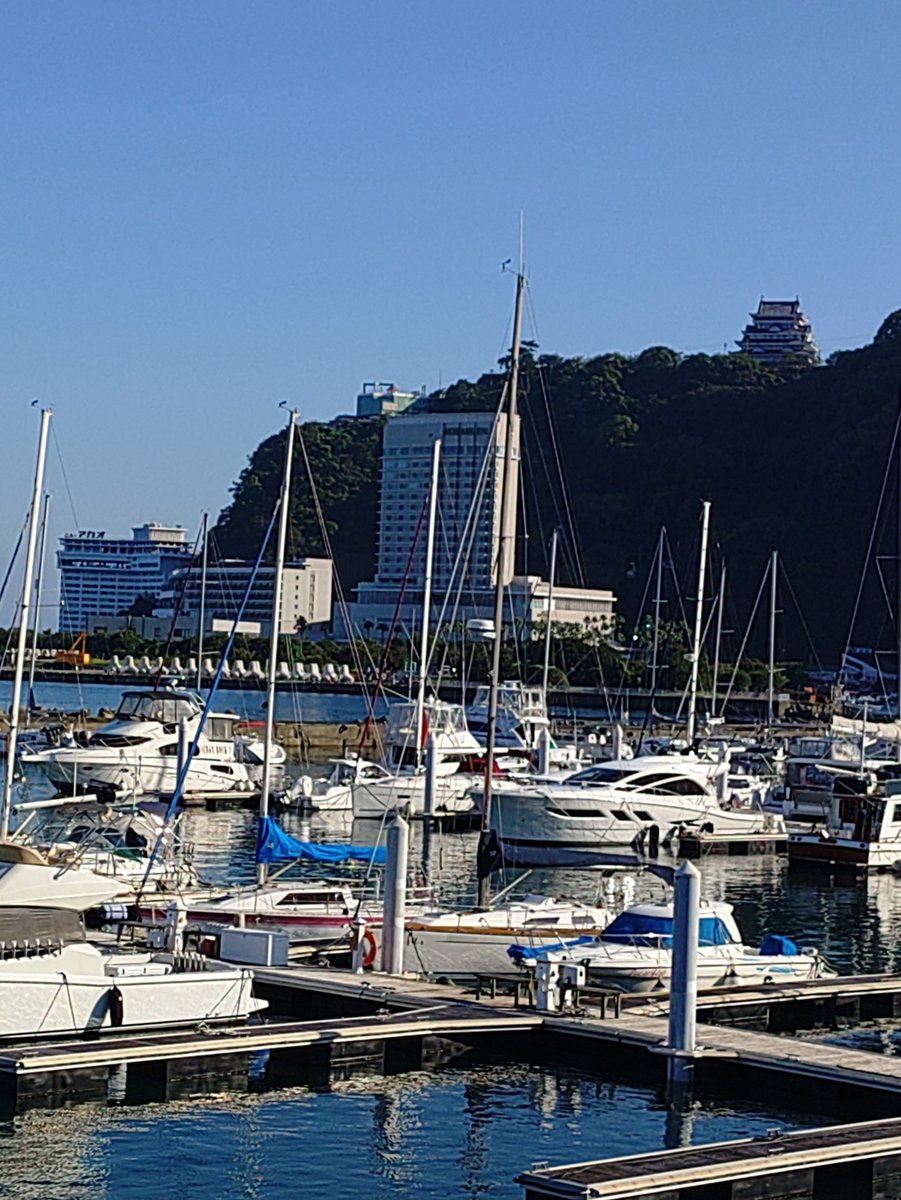 atsu_umi's tweet photo. おはようございます。
この時間の熱海市内は断続的に小雨、気温は23℃前後、やや風があります。
今朝は外に出れず　昼頃から青空が広がった24日午後の熱海湾を貼っておきます。
沖合いを進む台風の影響はそれほど大きくならない見込みですが高波などに要警戒です。 https://t.co/g79kLQ9jIs
