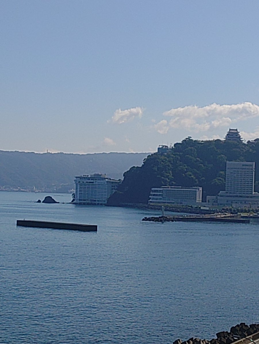 atsu_umi's tweet photo. おはようございます。
この時間の熱海市内は断続的に小雨、気温は23℃前後、やや風があります。
今朝は外に出れず　昼頃から青空が広がった24日午後の熱海湾を貼っておきます。
沖合いを進む台風の影響はそれほど大きくならない見込みですが高波などに要警戒です。 https://t.co/g79kLQ9jIs