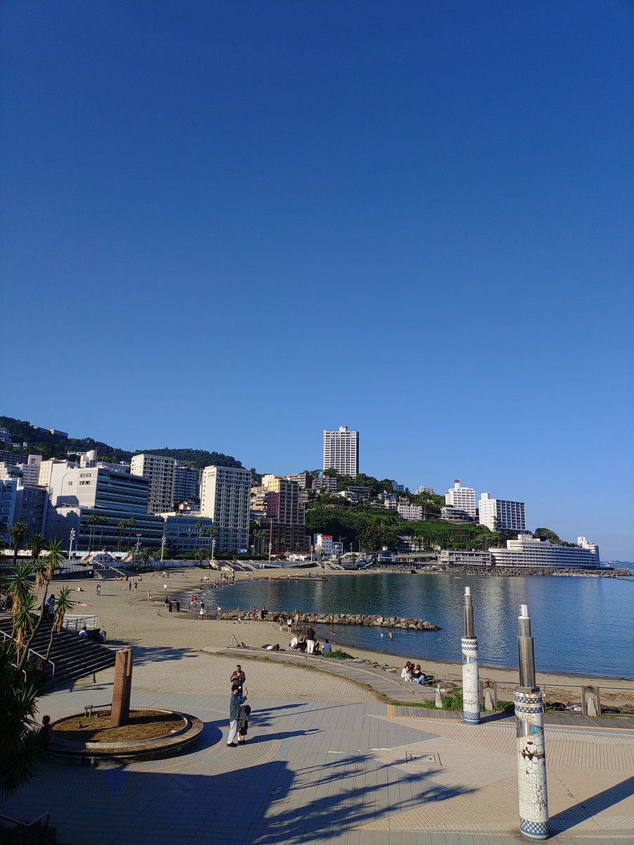 atsu_umi's tweet photo. おはようございます。
この時間の熱海市内は断続的に小雨、気温は23℃前後、やや風があります。
今朝は外に出れず　昼頃から青空が広がった24日午後の熱海湾を貼っておきます。
沖合いを進む台風の影響はそれほど大きくならない見込みですが高波などに要警戒です。 https://t.co/g79kLQ9jIs