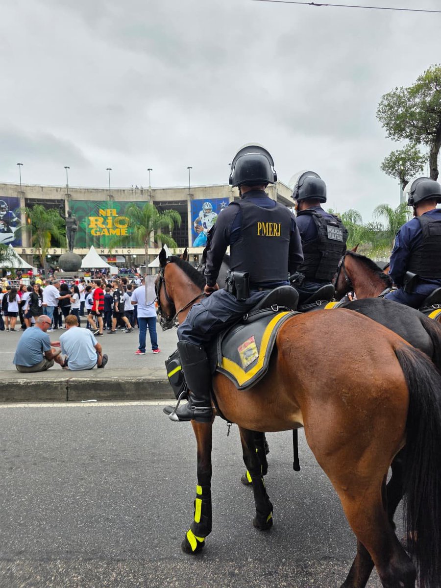 PMERJ's tweet photo. 🐎 CAVALARIA EM AÇÃO | #RPMont NA #NFLRioGame2026

O policiamento montado do #RPMont está presente no entorno do #Maracanã, neste domingo (27), reforçando a segurança e o monitoramento das áreas de circulação do público durante o evento. (+) ⤵️

#ServireProteger #PMERJ #RPMont https://t.co/XVwU60Tdjh